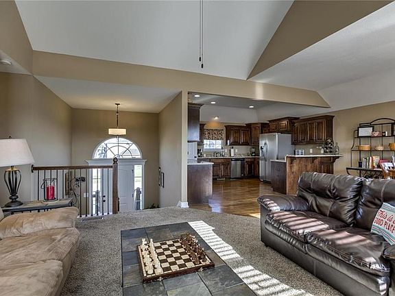 5th image of 800 N Hickory Dr