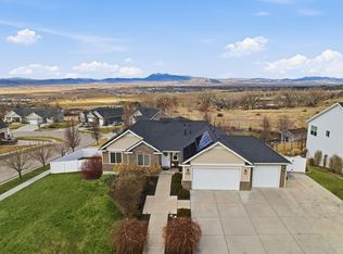 555 N 750 E, Hyde Park, UT 84318