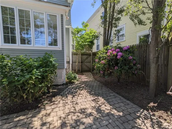 16 Dartmouth St, Newport, RI 02840