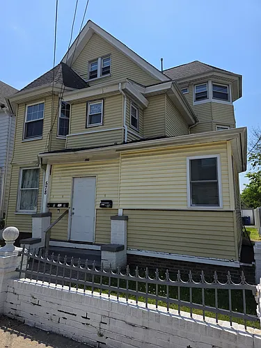 578 Howard Ave Photo 1