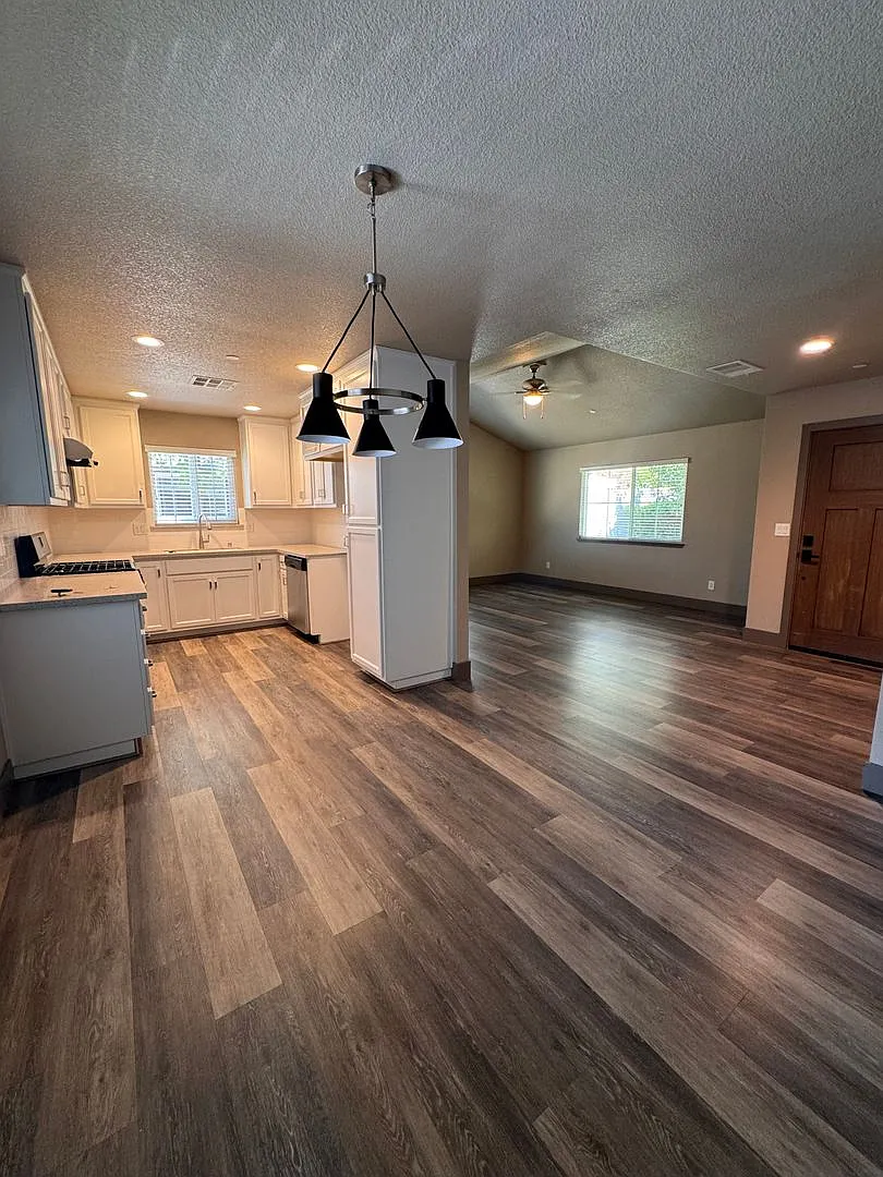New Single Level Home Walking Distance To Stores. Super Clean — Photo 3