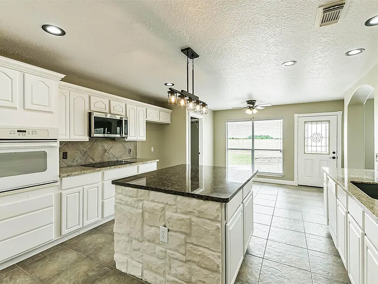 15320 Mound Rd — Photo 16