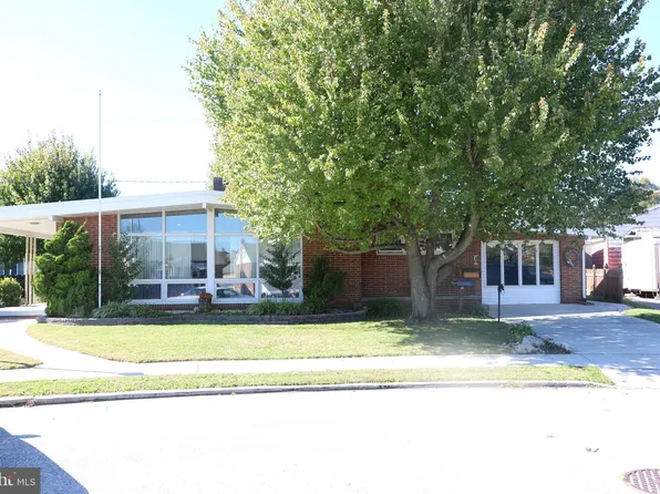 23 Young Cir, Hanover, PA 17331