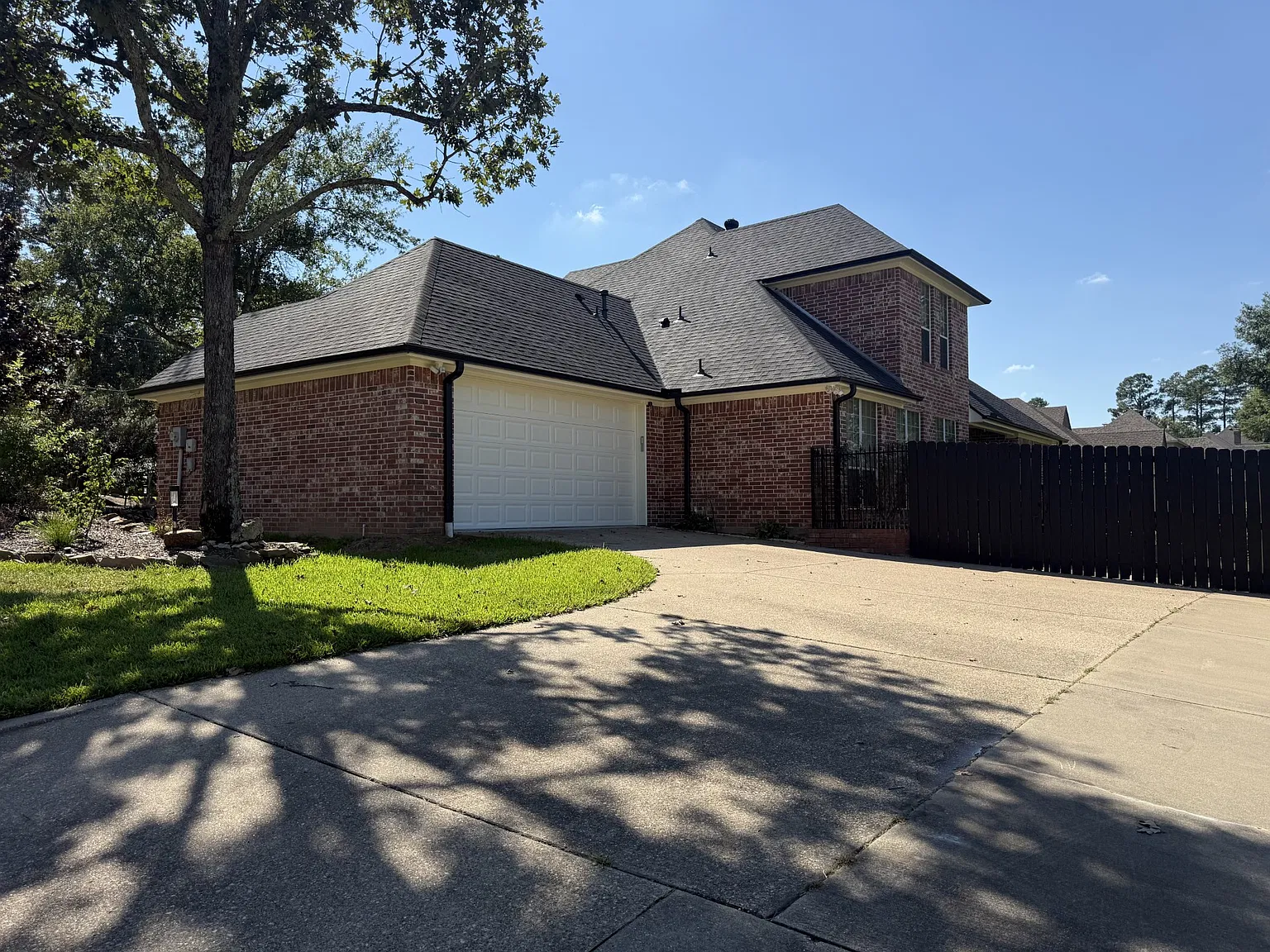 1600 Frostwood Dr — Photo 2