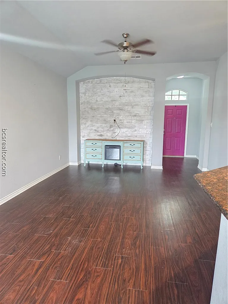 Building Photo - 2802 Silver Oak Dr