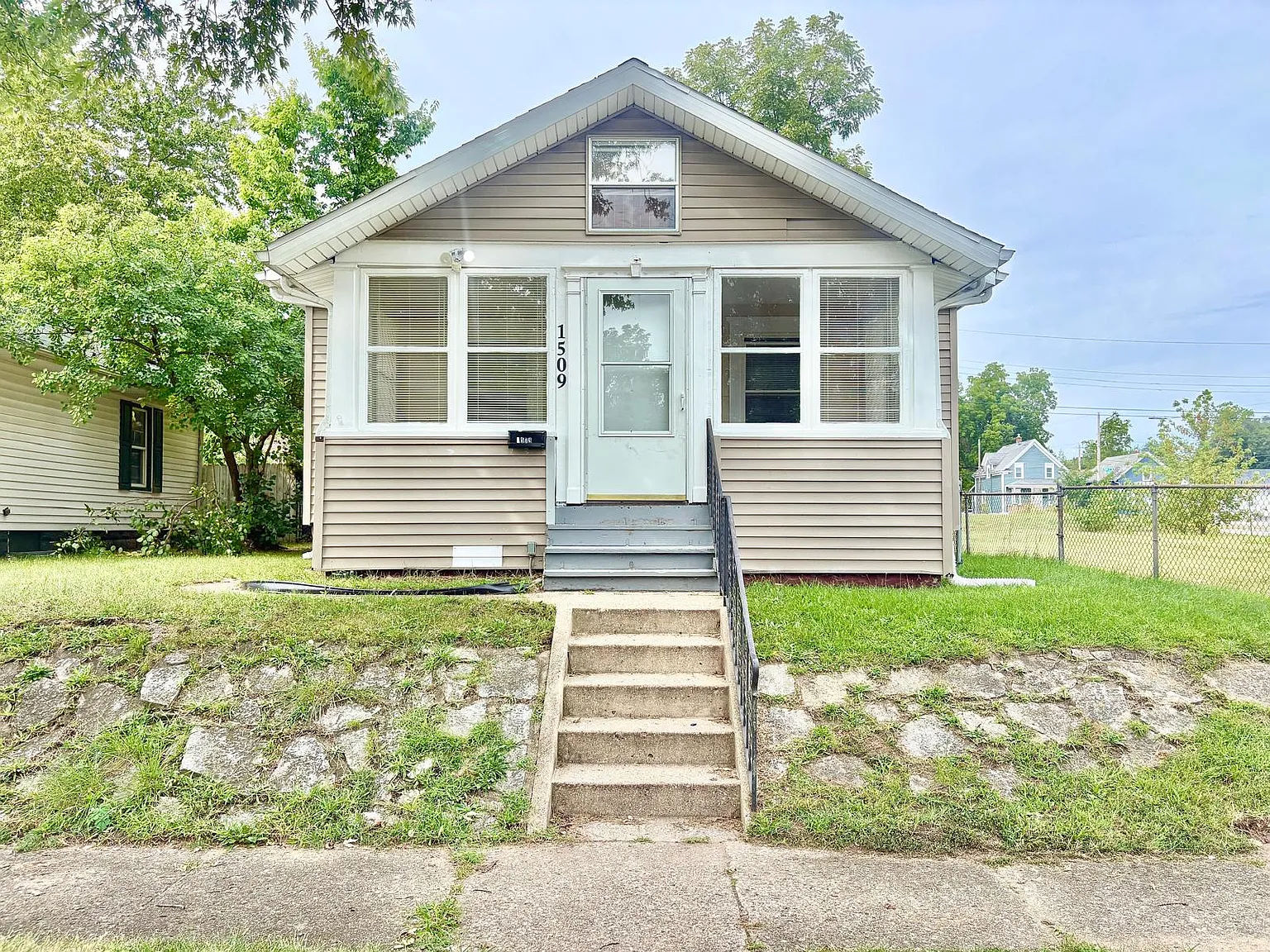 3 bed, 954 sqft, $1,378 — Photo 1