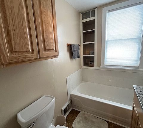 Shared downstairs bathroom (tub only)