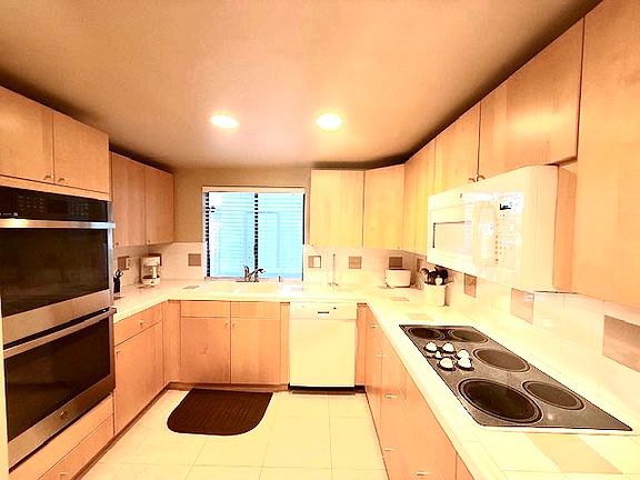 Large Kitchen with window above Sink and DOUBLE OVENS!