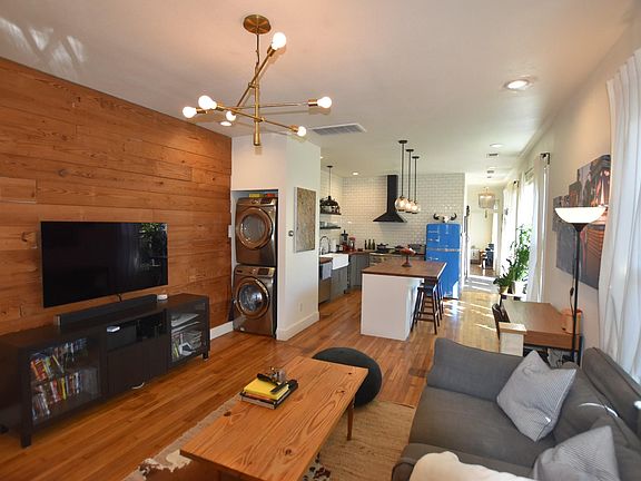 3rd image of 215 Devine St Unit B