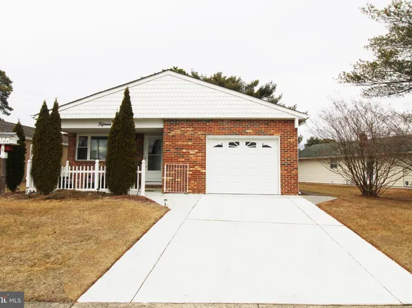 15 La Casta Ct, Toms River, NJ 08757