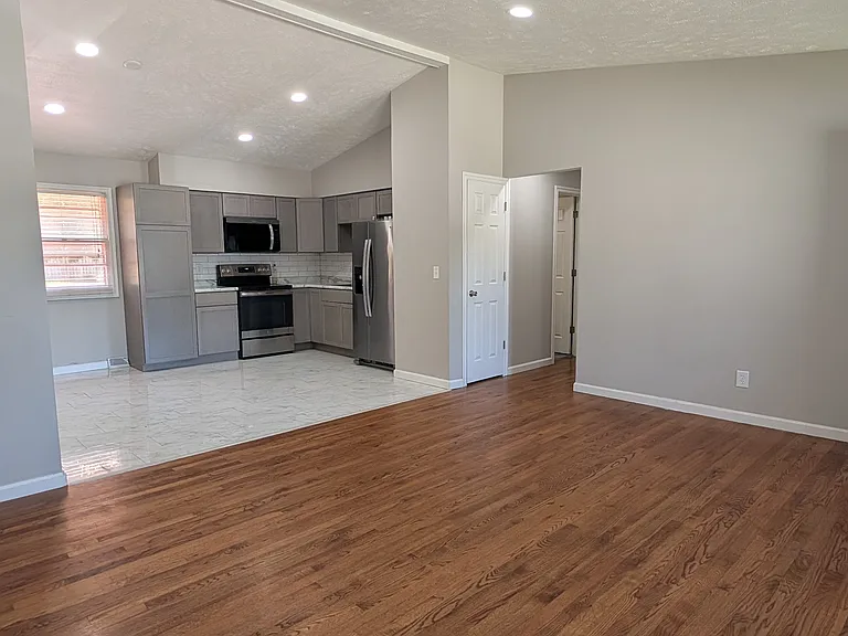 7305 S 33rd St — Photo 10