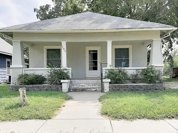 107 E 2nd St, Chapman, KS 67431