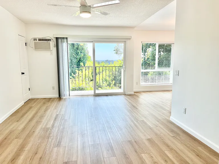 1401 Douglas St #13 — Photo 2