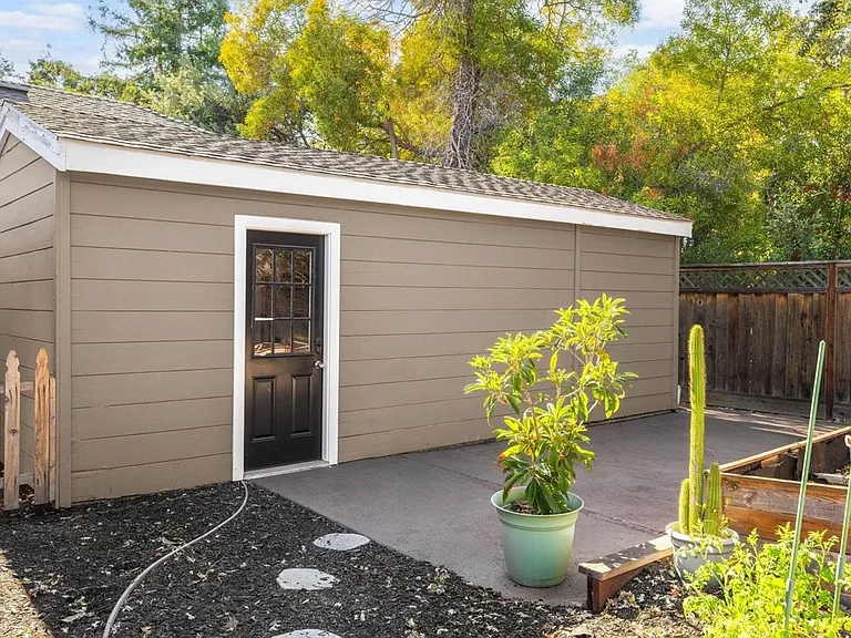 1261 Davis Ave — Photo 25