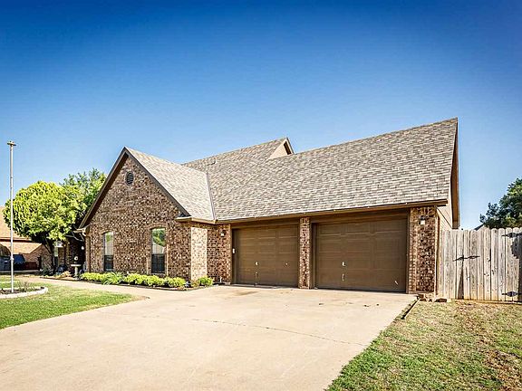 2nd image of 3115 NE Colonial Dr
