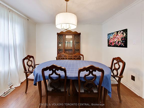 3rd image of 68 Hawley Cres