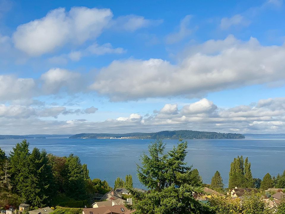 Panoramic views of Puget Sound, Islands, Olympic Mts and boat traffic. Enjoy watching approaching weather patterns across the Sound.