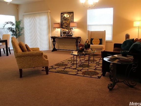 5th image of 423 Daisy Ave