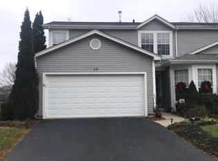 17 Berkshire Ct, Streamwood, IL 60107