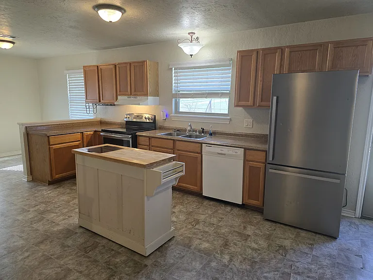 555 SW Belmont Ave — Photo 21