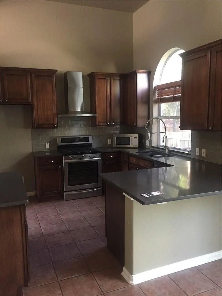3 bed, 2.5 bath, 2294 sqft, $2,300 — Photo 3