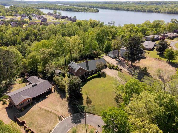 830 River Bluff Dr, Sheffield, AL 35660