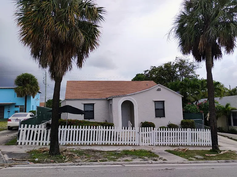 711 Palm Beach Lakes Blvd #200 — Photo 1