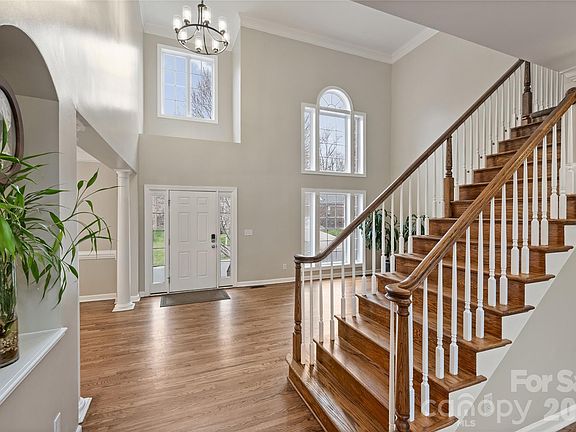 4th image of 410 Deer Brush Ln