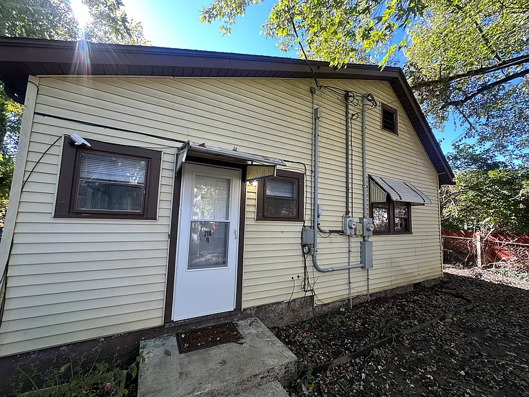 218 Holmes St #B — Photo 2