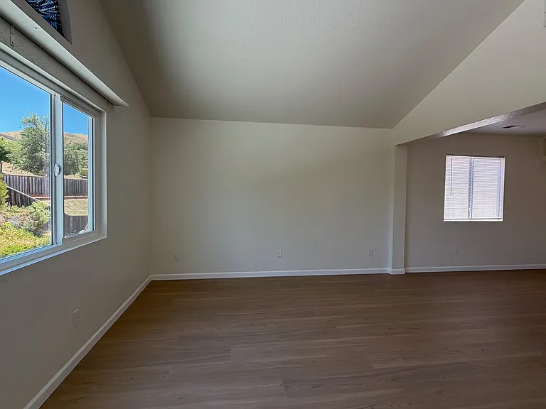 2336 Woodhill Dr — Photo 9