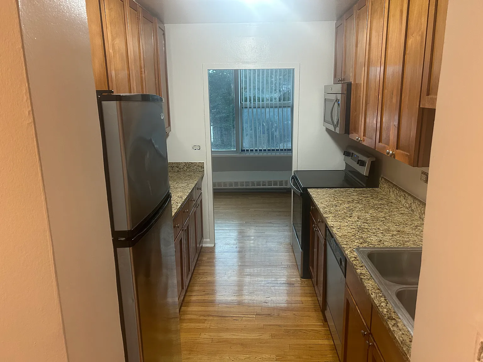 2 bed, 1.0 bath, 875 sqft, $2,368 — Photo 3