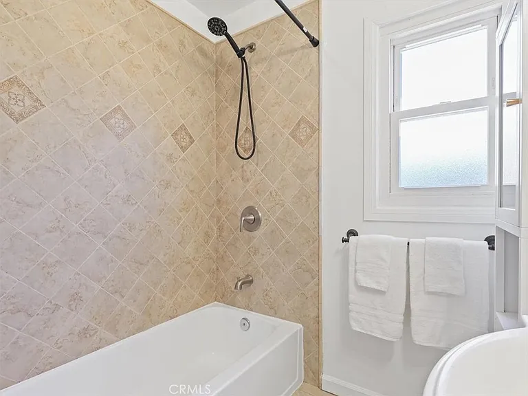 15460 Sylvan St — Photo 24