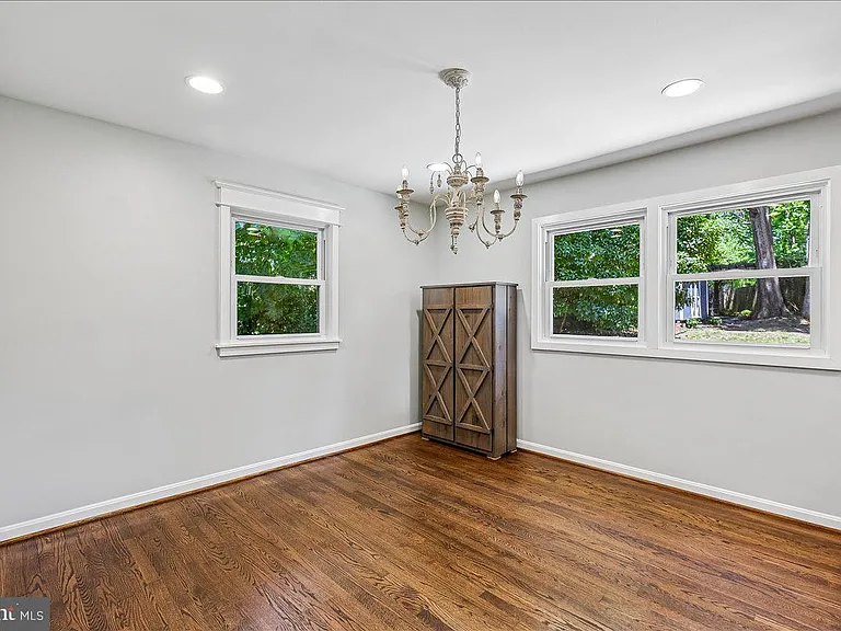 8109 Bainbridge Rd — Photo 10
