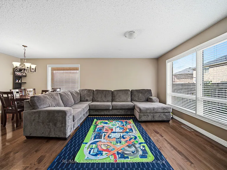 902 Gazley Cir — Photo 10