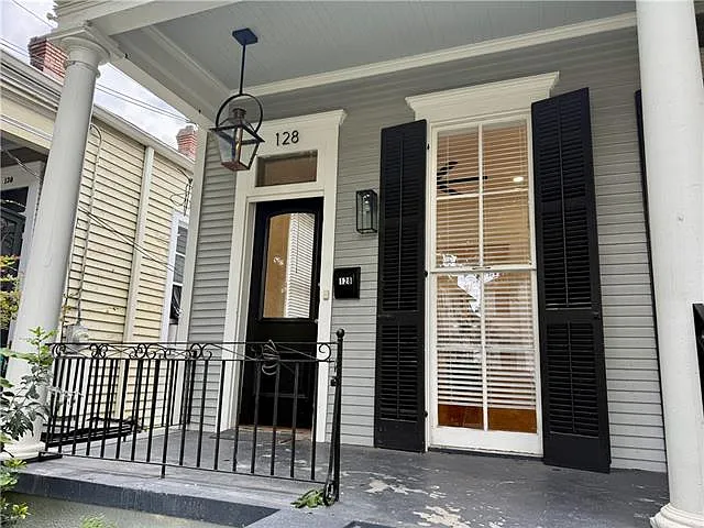 128 N Alexander St — Photo 2