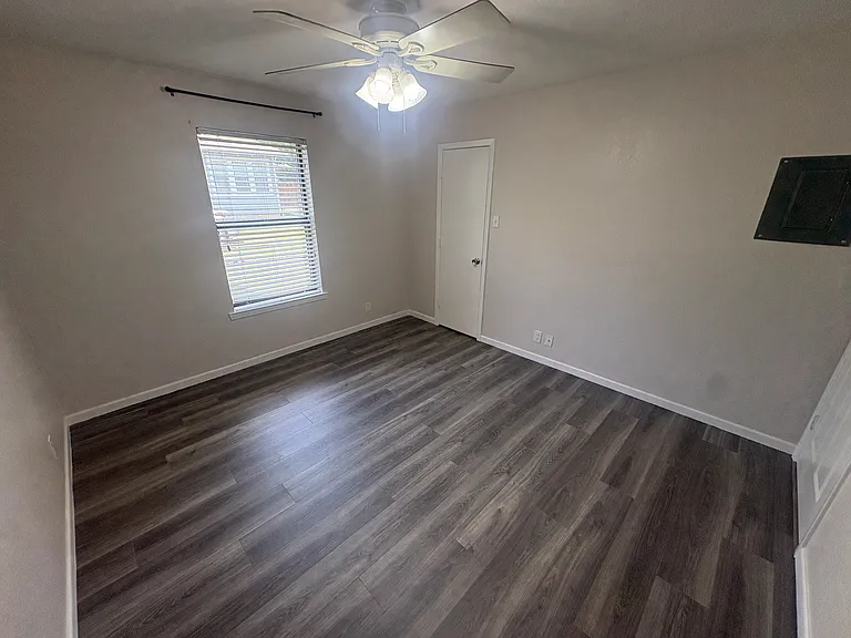 906 N Austin St — Photo 12