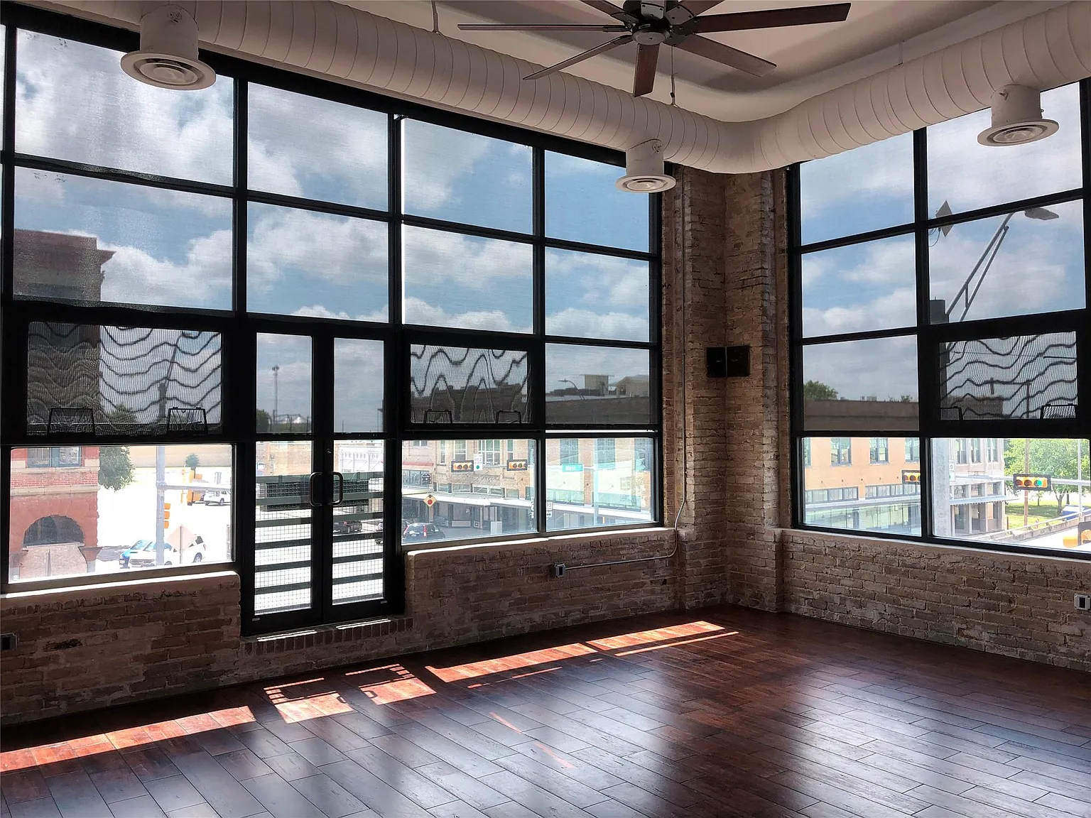 1 bed, 1.0 bath, 1540 sqft, $2,100 — Photo 2