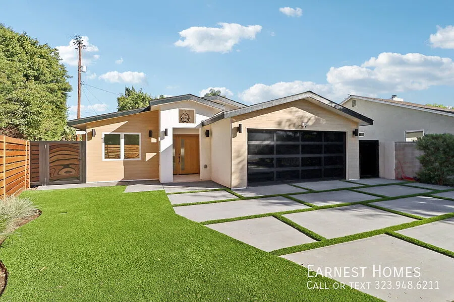 4 + 3 Elegant Sherman Oaks Retreat with Pool, Gourmet Kitchen & 2-Car Garage — Photo 1