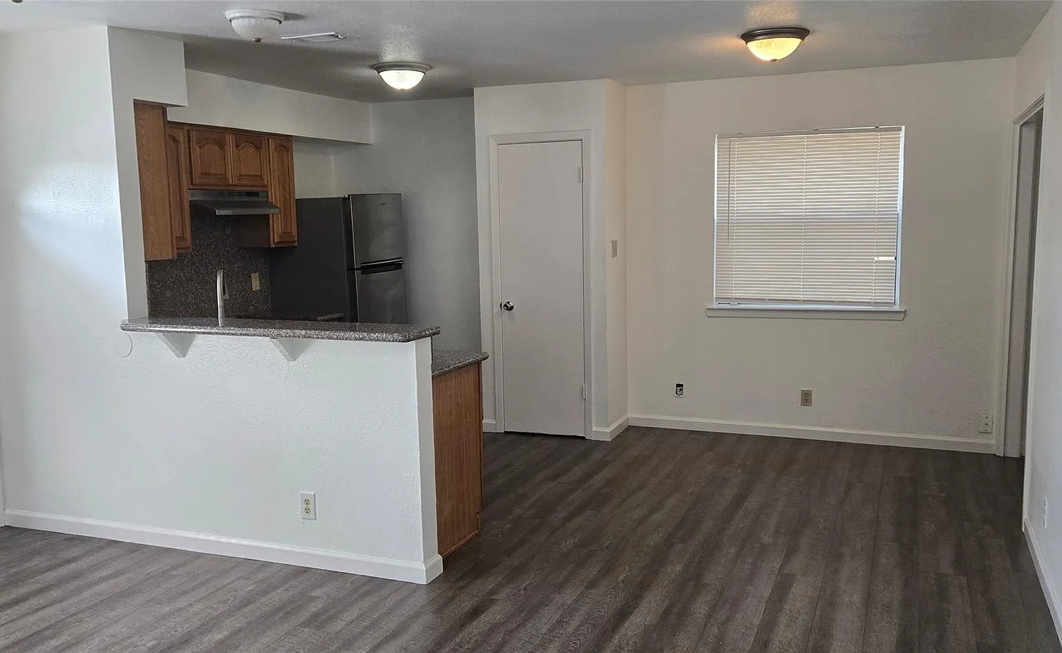 2 bed, 1.0 bath, 3360 sqft, $1,250 — Photo 4
