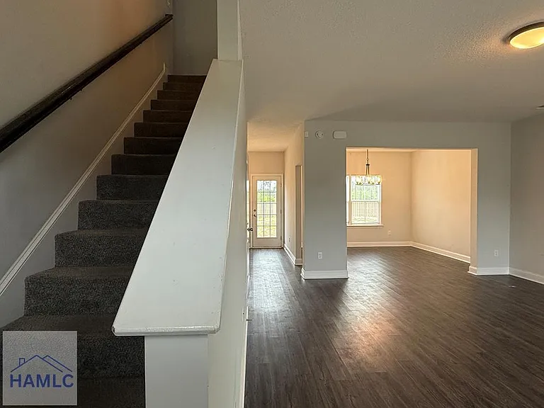 345 McClelland Loop NE — Photo 2