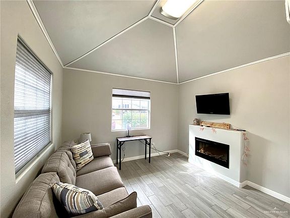 4th image of 4004 Lark Dr