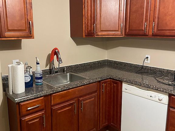 4th image of 655 Farmington Ave #1