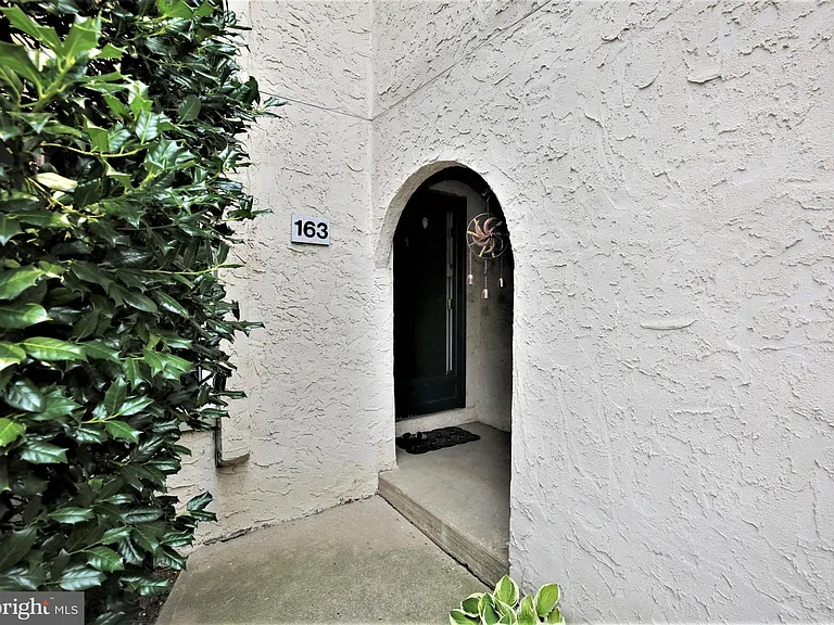 163 Thoreau Dr — Photo 2