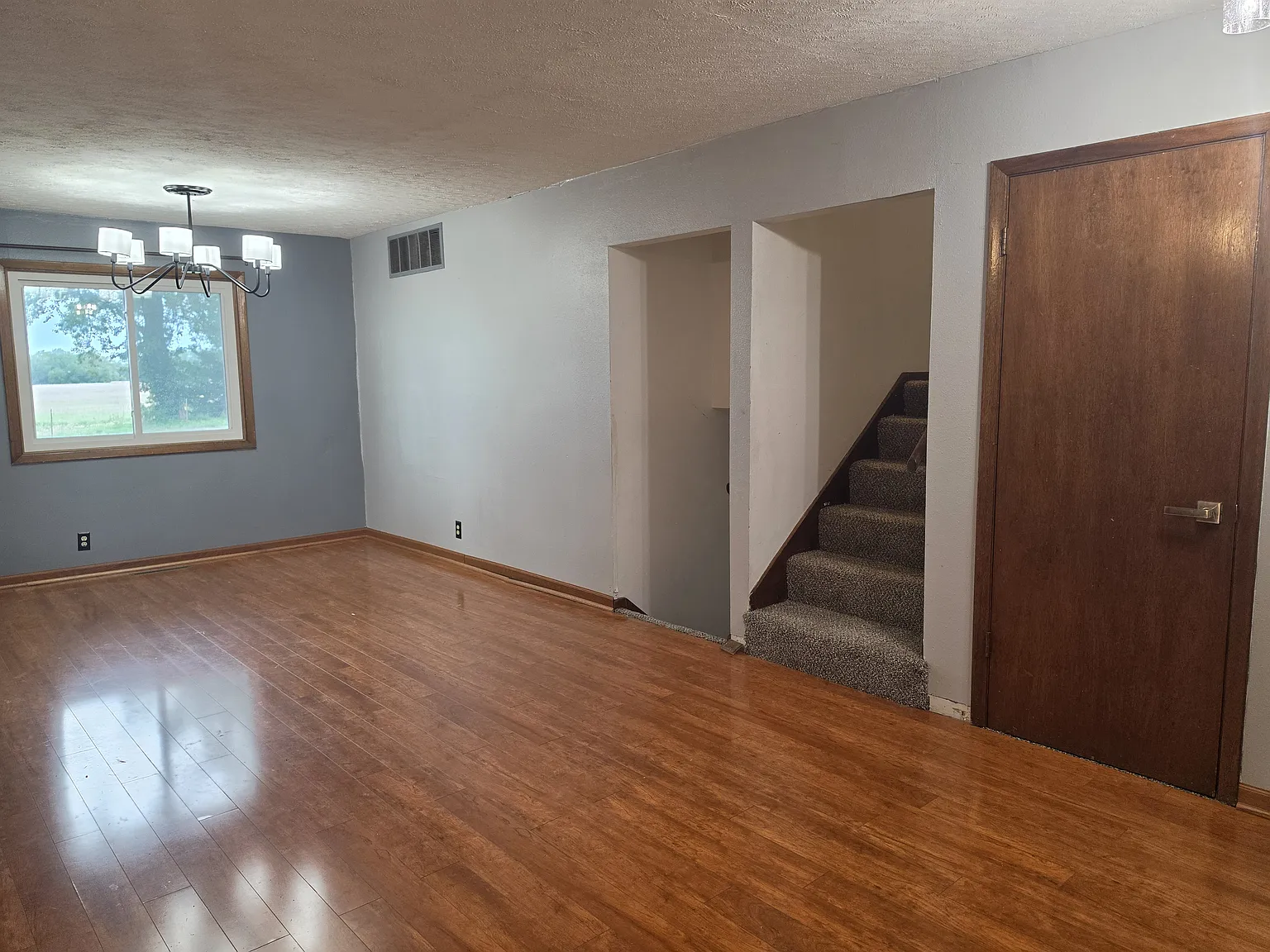 5 bed, 2.5 bath, 2446 sqft, $2,100 — Photo 4