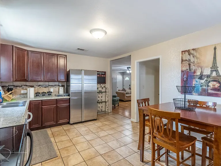 833 Westview Dr — Photo 2