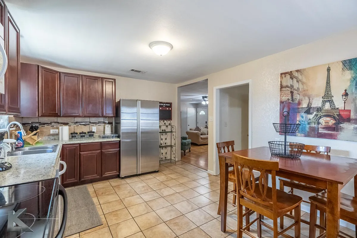 Building Photo - 833 Westview Dr