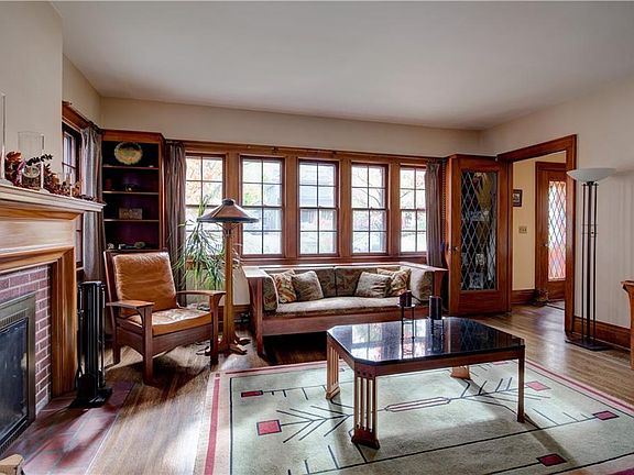 4th image of 394 Rockingham St