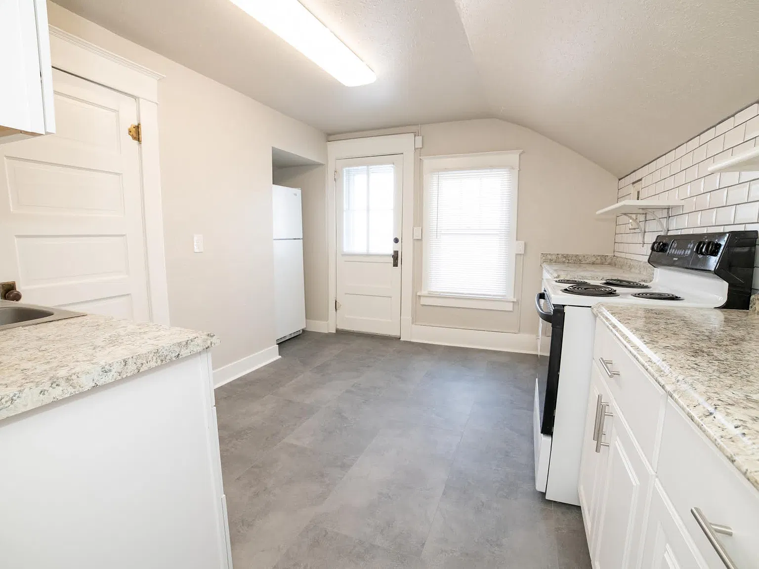 Updated Duplex, Upstairs Unit, 2 Bed/1 Bath — Photo 2