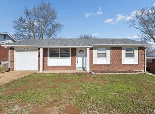 1077 Dawn Valley Dr, Maryland Heights, MO 63043