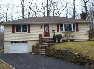 45 Colony Ct, New Providence, NJ 07974